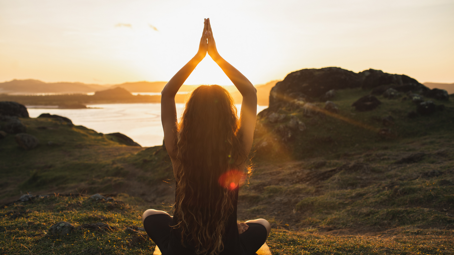 Frau macht Yoga in der Natur