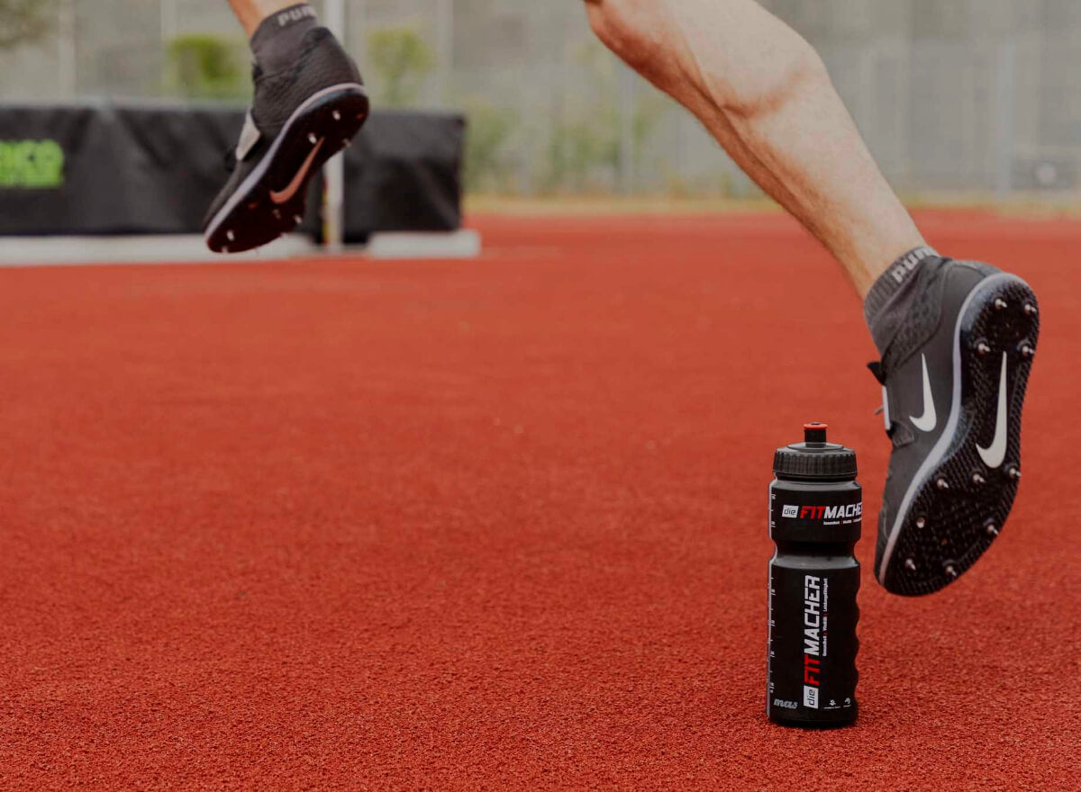 dieFitmacher Trinkflasche auf der Laufbahn