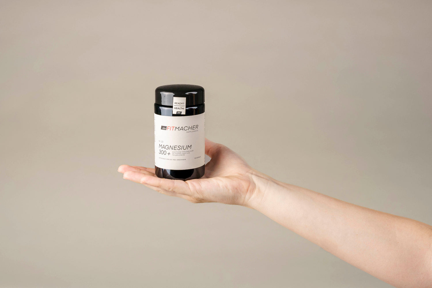 Magnesium 300+ Behälter liegt auf Hand