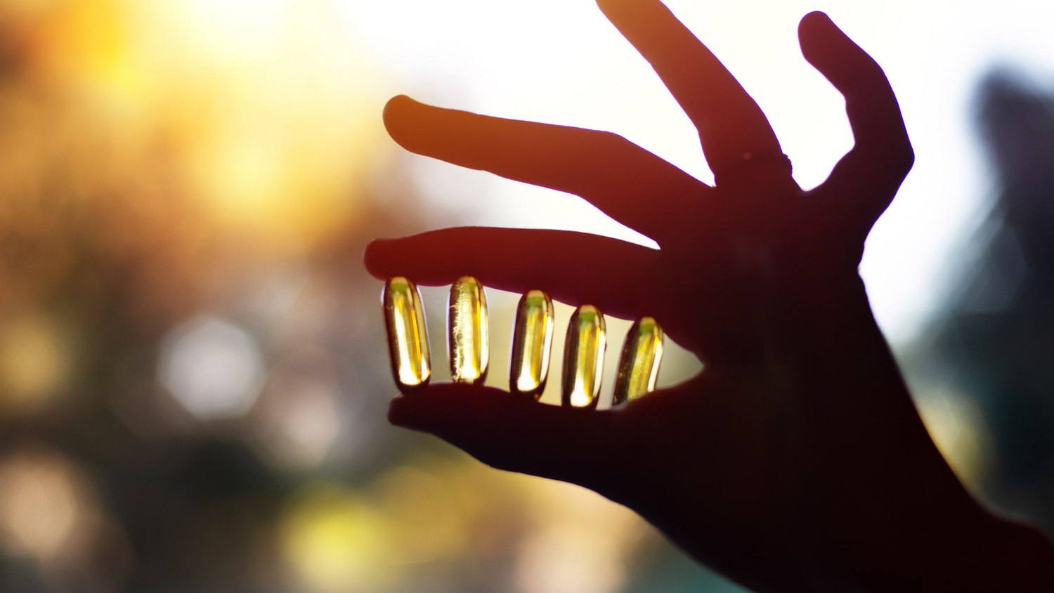 Hand mit Omega 3 Tabletten