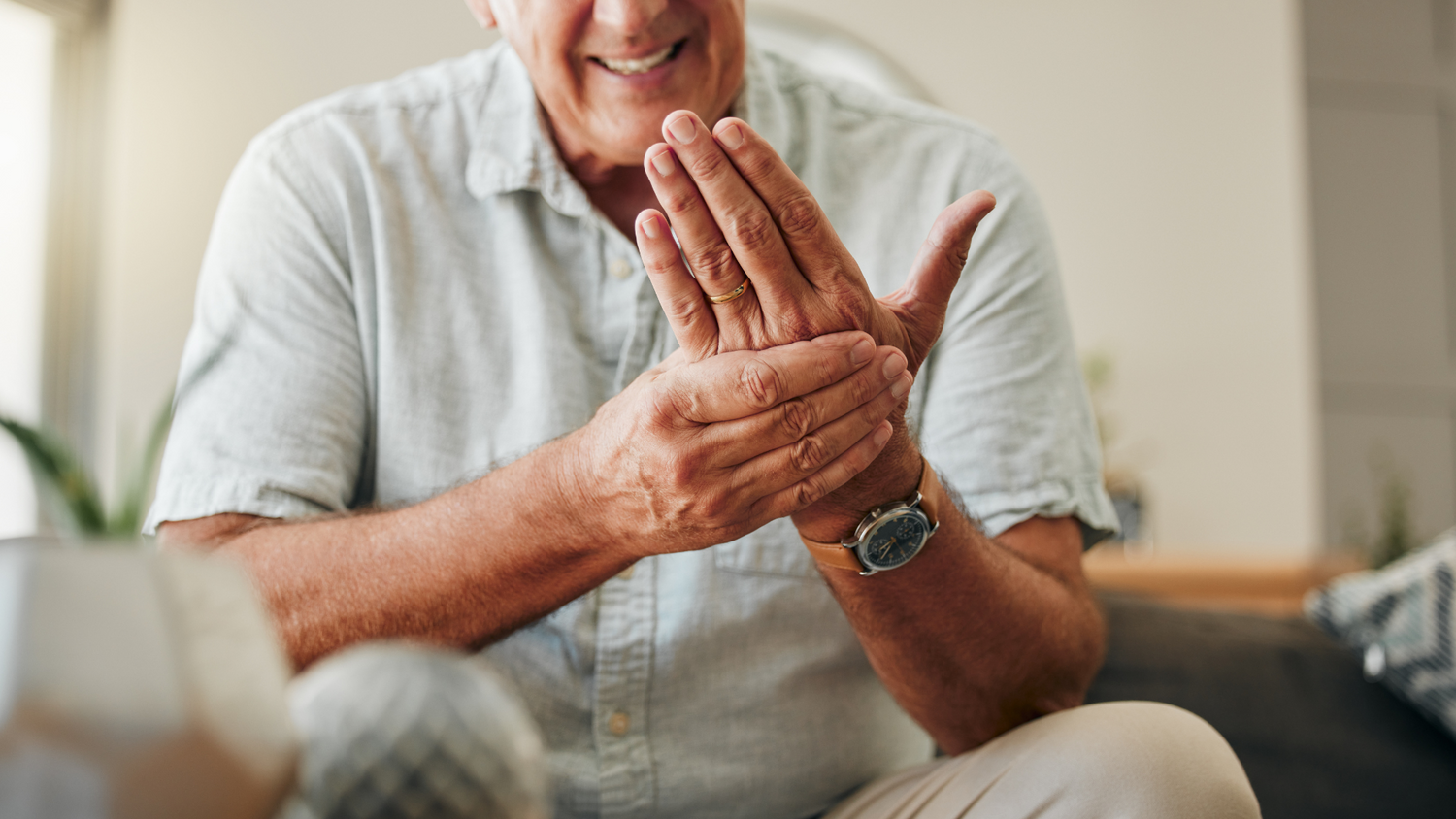 Alten Mann schmerzt die Hand