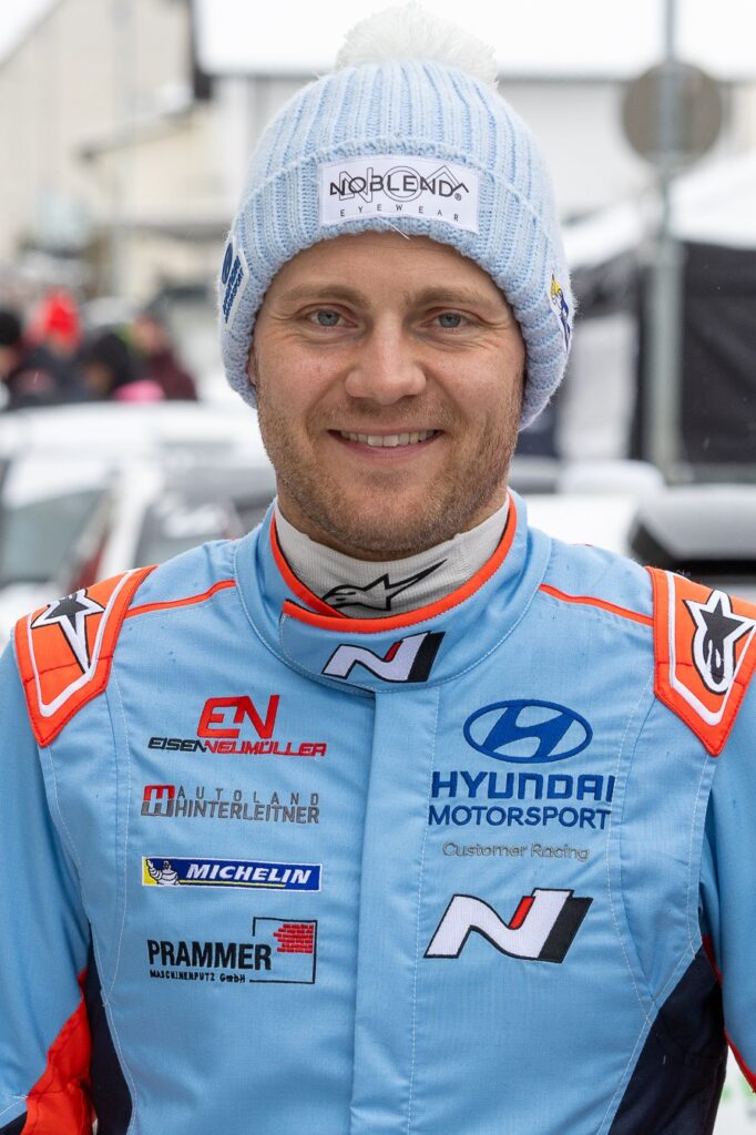 Porträt Simon Wagner im Rennanzug