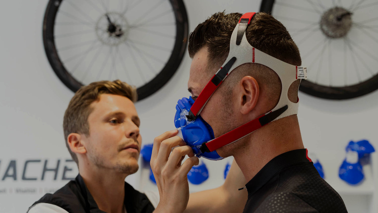 Alexander Huber setzt Kunden Atemmaske für Spiroergometrie auf