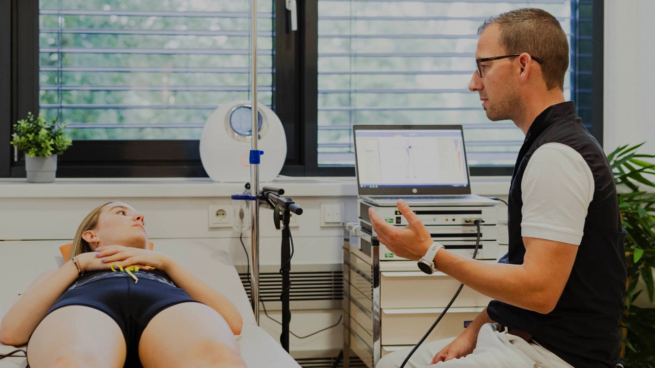 Dr. med. univ. Matthias Kirchmayr bei einer Untersuchung