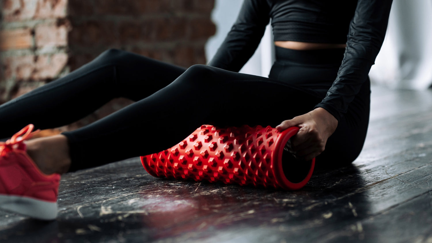 Frau macht Faszienübung