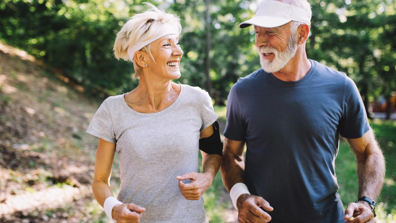 Altes Paar treibt Sport in der Natur