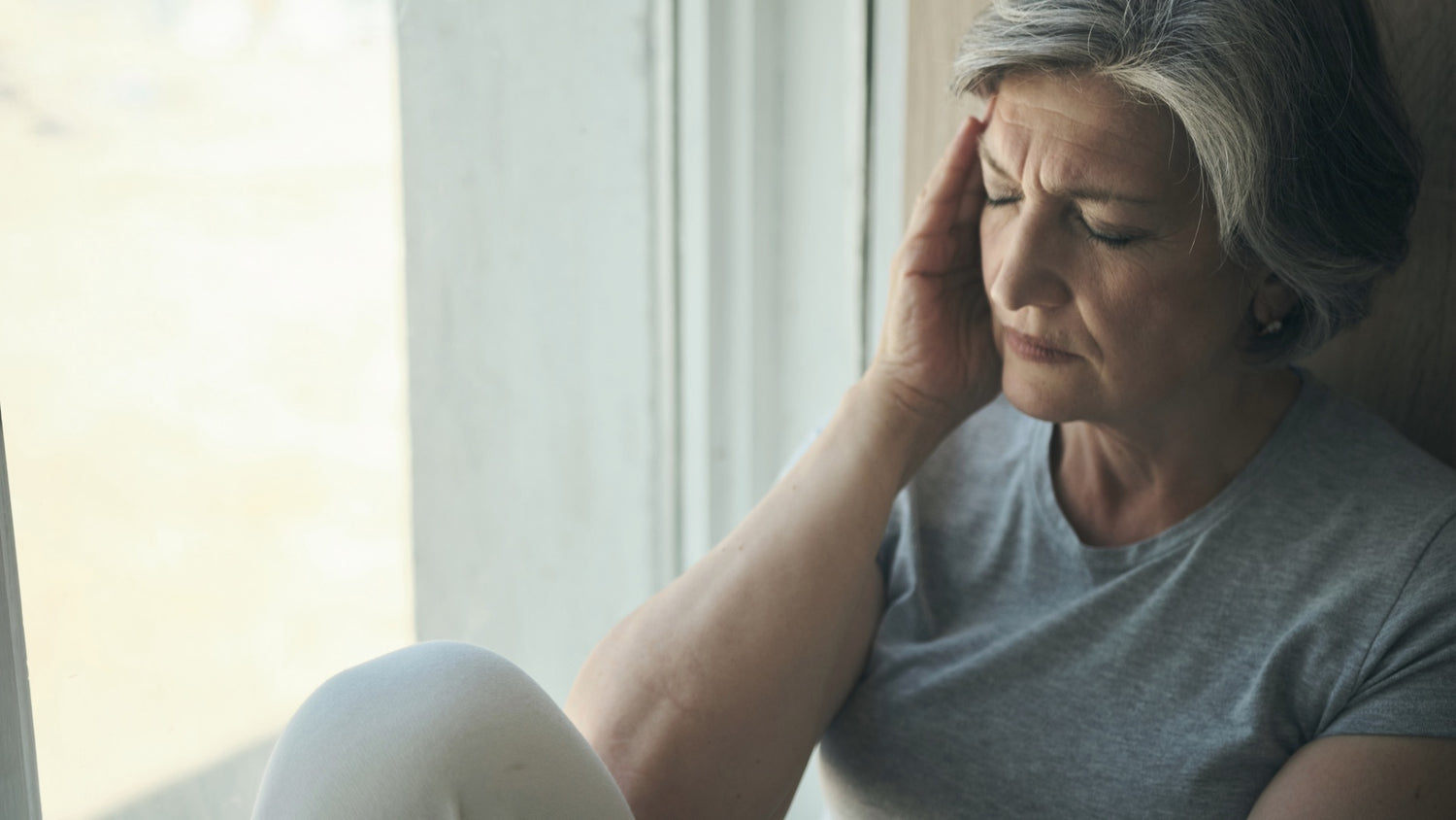 Frau hat Kopfschmerzen