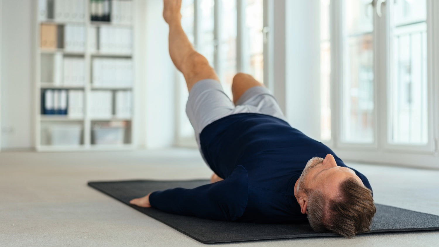 Mann macht Mobilisationsübung