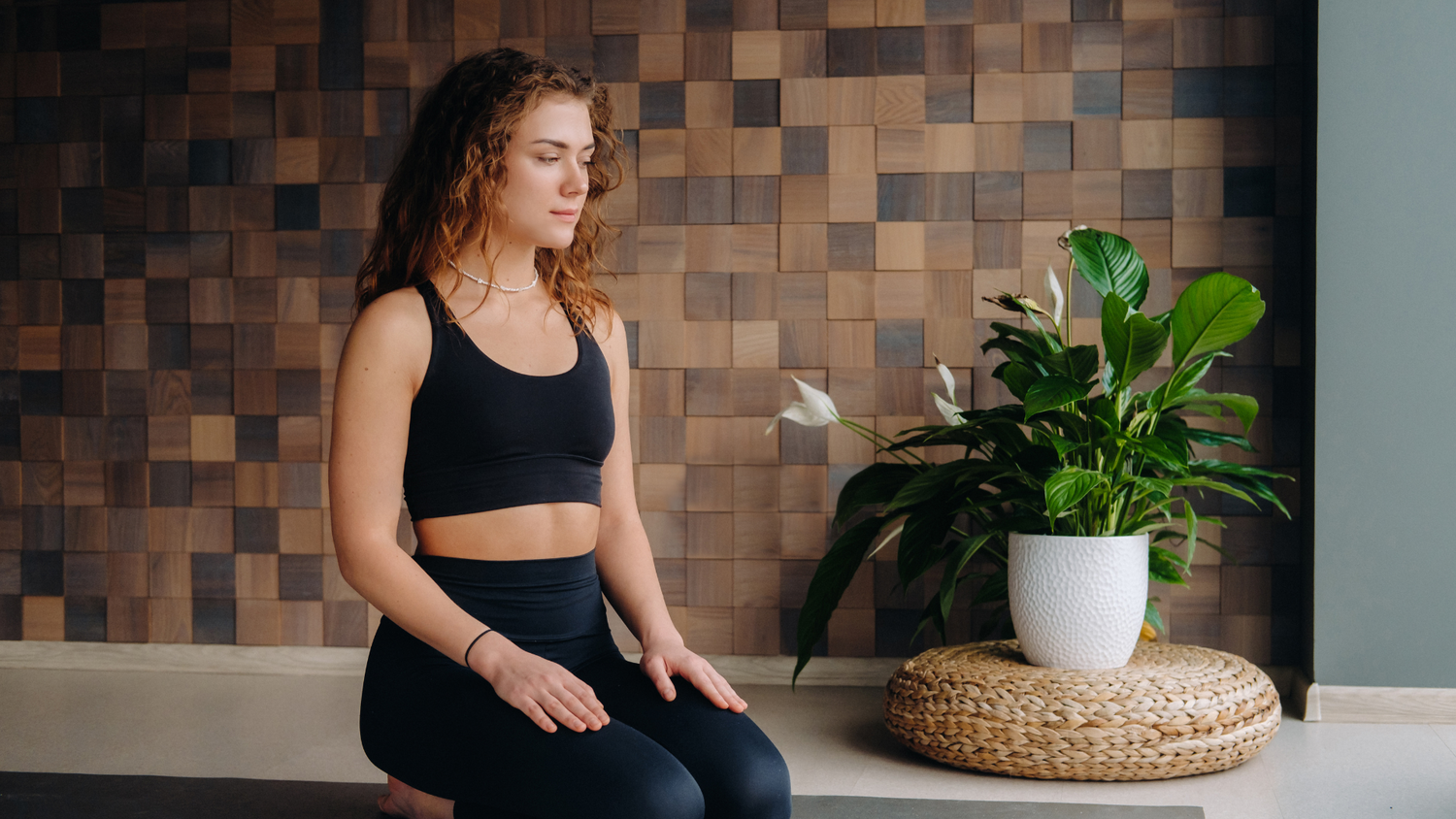 Frau macht Yoga