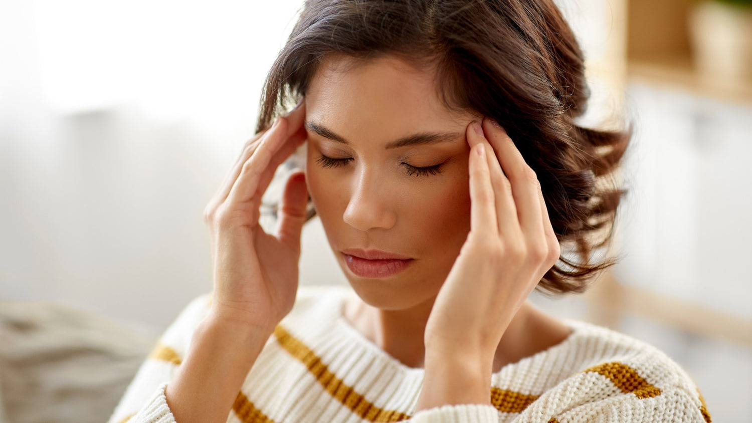 Frau hat Kopfschmerzen