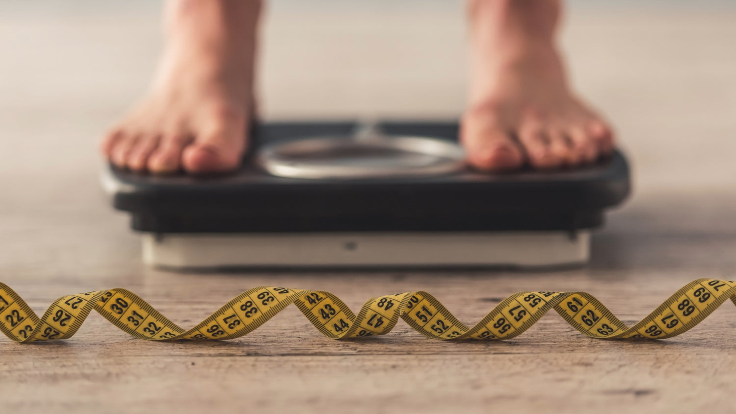 Mensch steht auf der Gewichtswaage