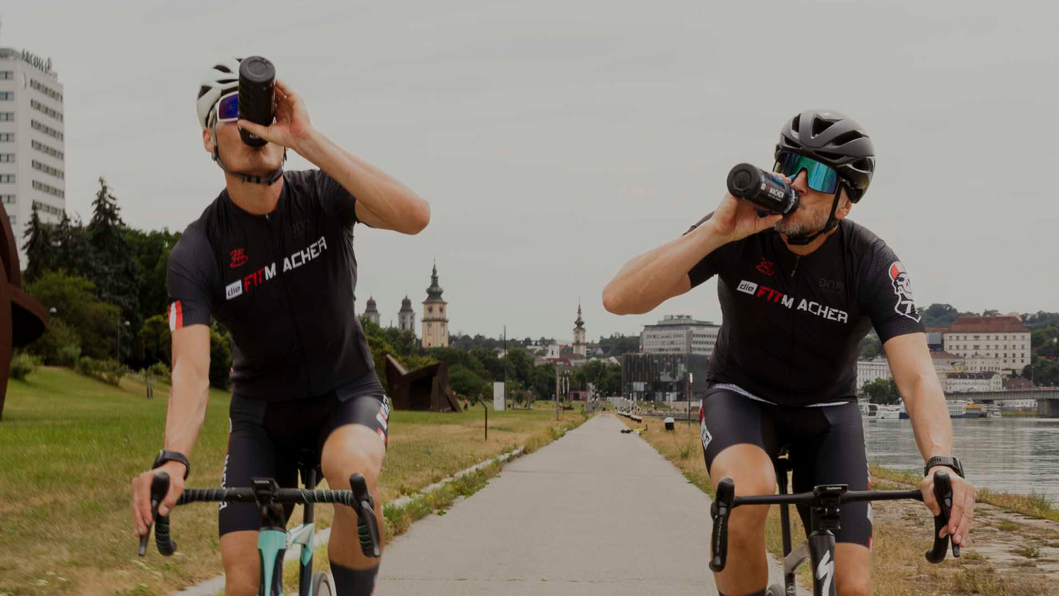 Michael Stadlmann trinkt Zaubertrank während dem Rennradfahren