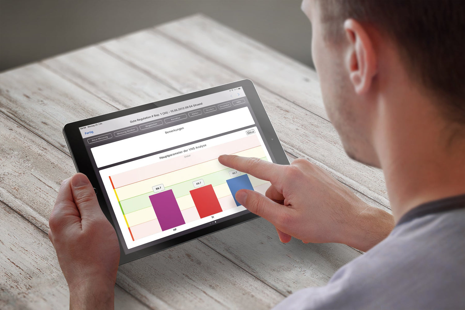 Mann analysiert VNS-Analyse am Tablet