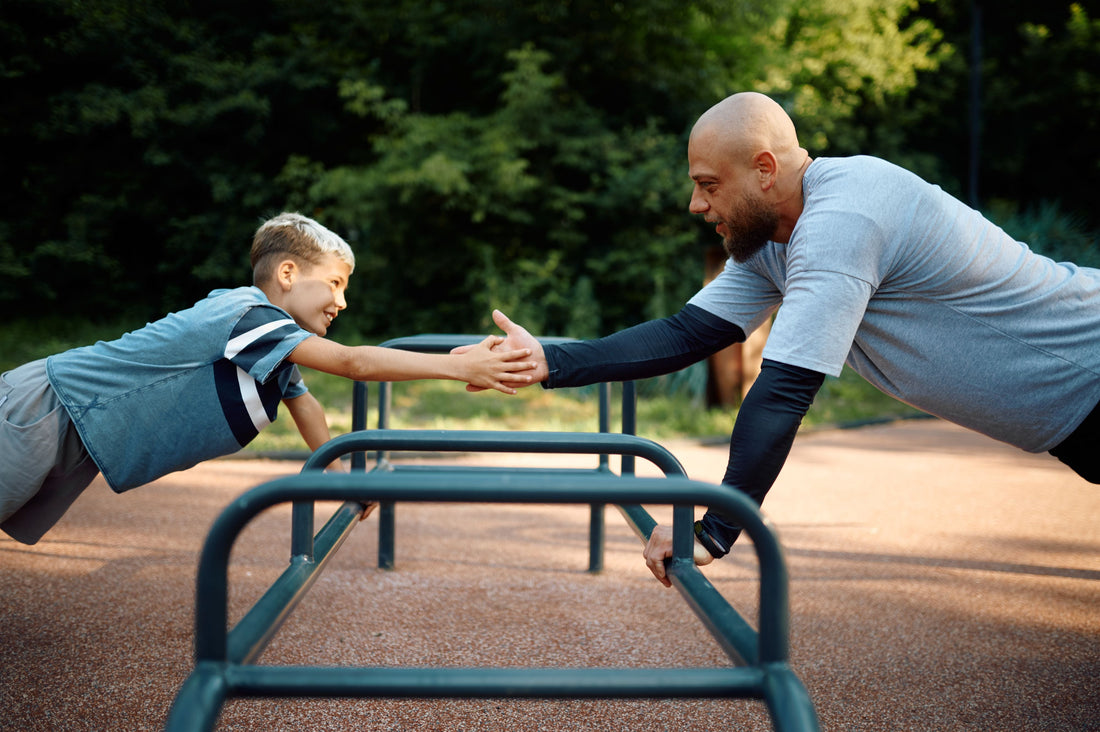 Kind trainiert mit Papa