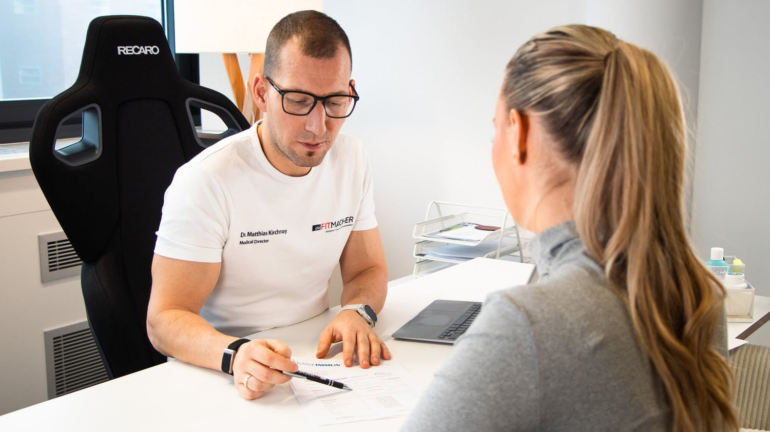 Mann müde mit kopf am laptop