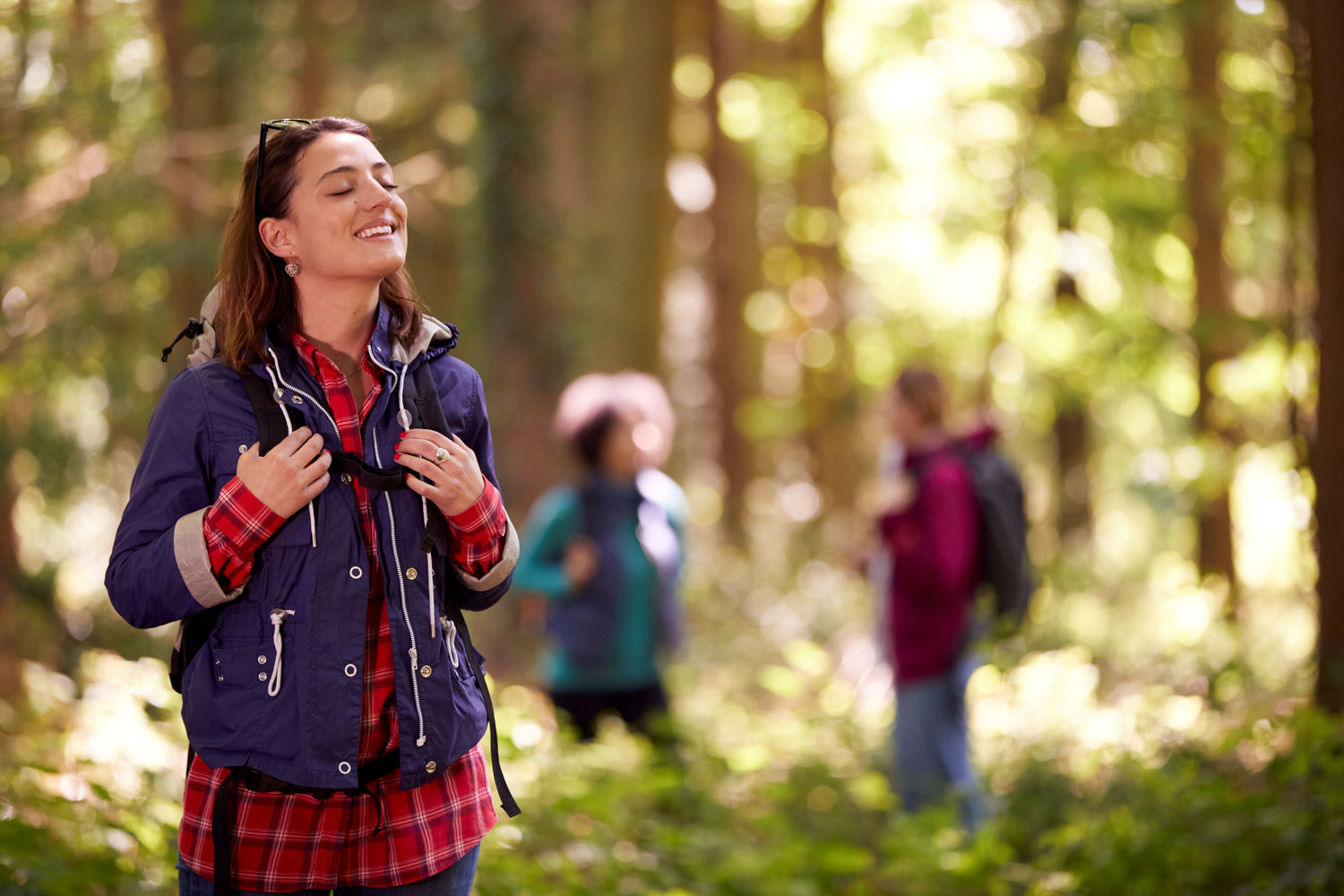 frau draußen fröhlich entspannt