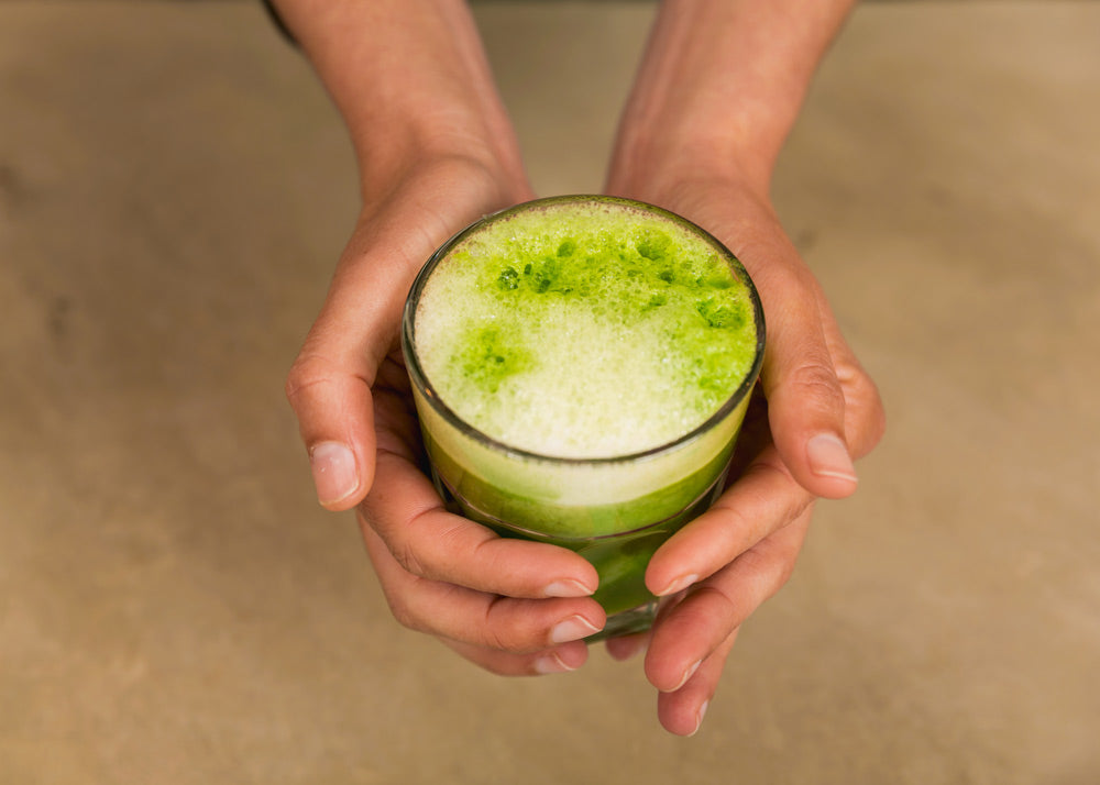 Eine Dame hält einen Green Drink