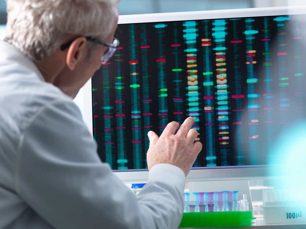 Arzt mit Monitor zur Longevity Medizin