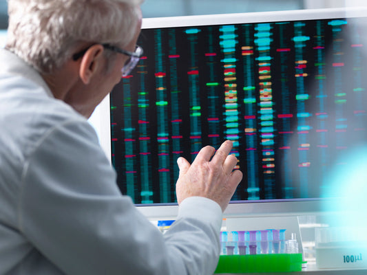 Arzt mit Monitor zur Longevity Medizin