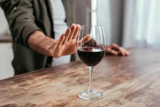 Mann lehnt Alkohol ab