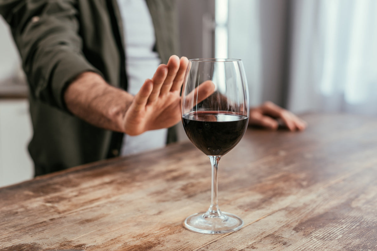 Mann lehnt Alkohol ab