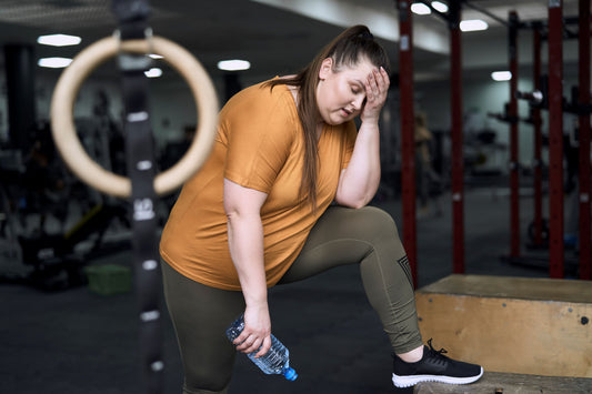 frau im fitnesstudio frustriert