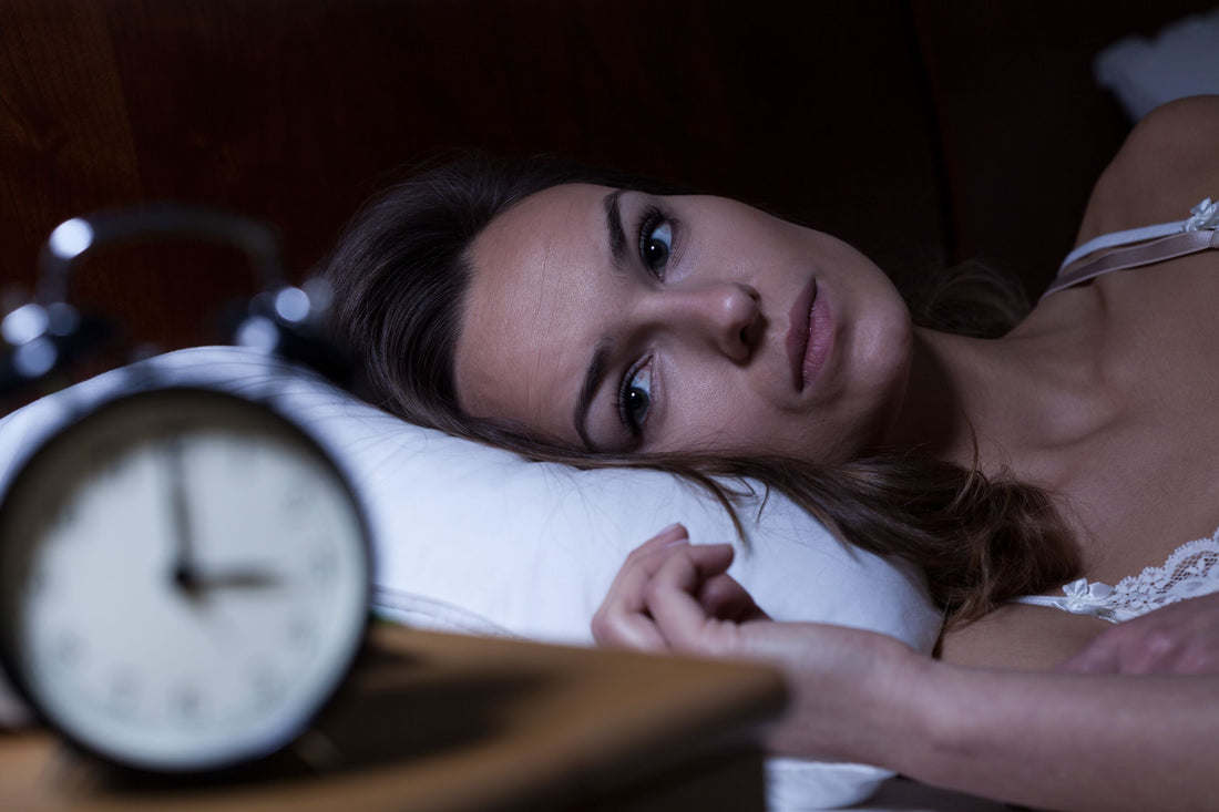 Frau schaut auf Uhr