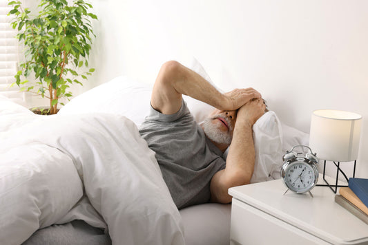 Mann müde im Bett