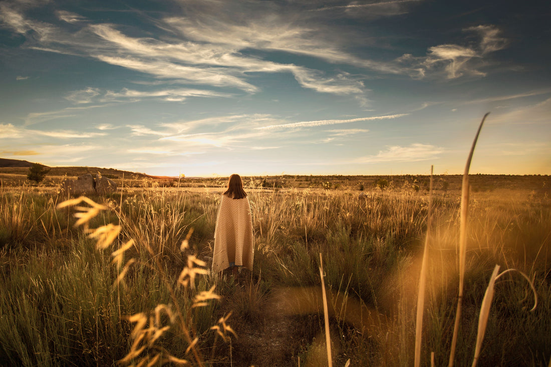 Frau auf Feld absolute stille