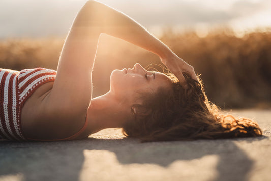 Frau liegt in der Sonne
