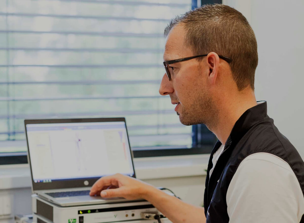 Dr. med. univ. Matthias Kirchmayr bei Untersuchung