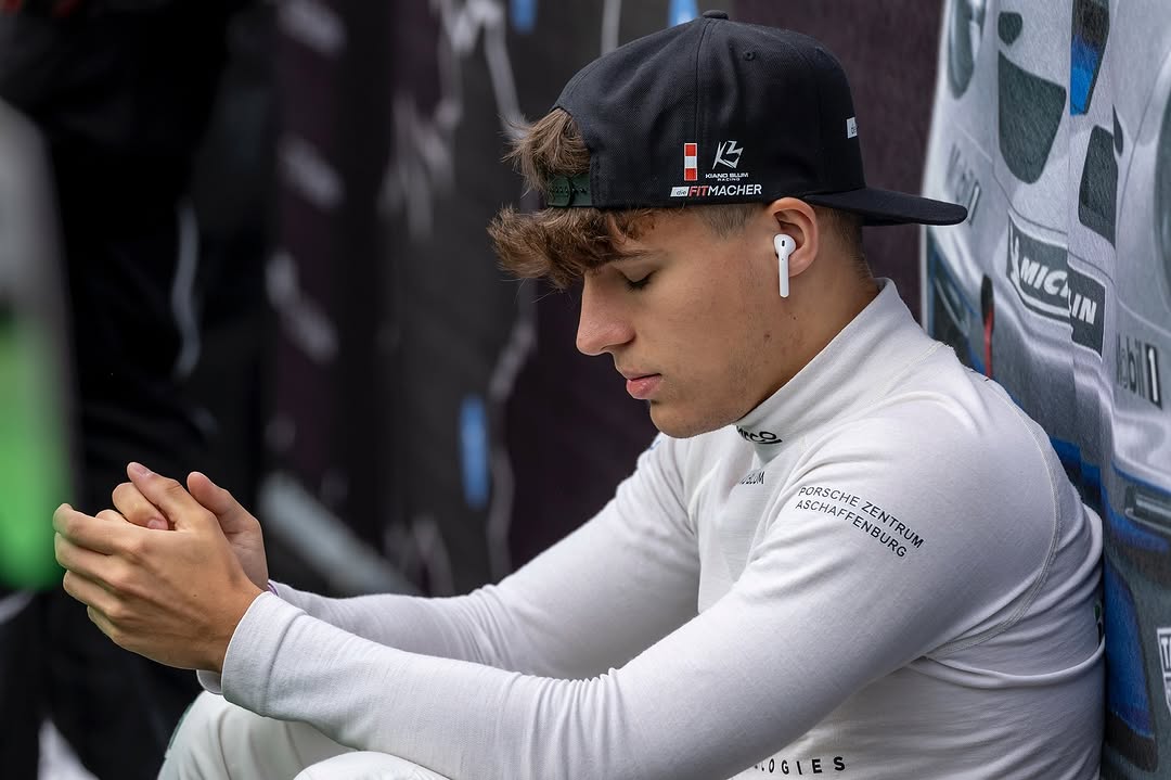 Kiano Blum vorm Rennen mir AirPods ud Cap