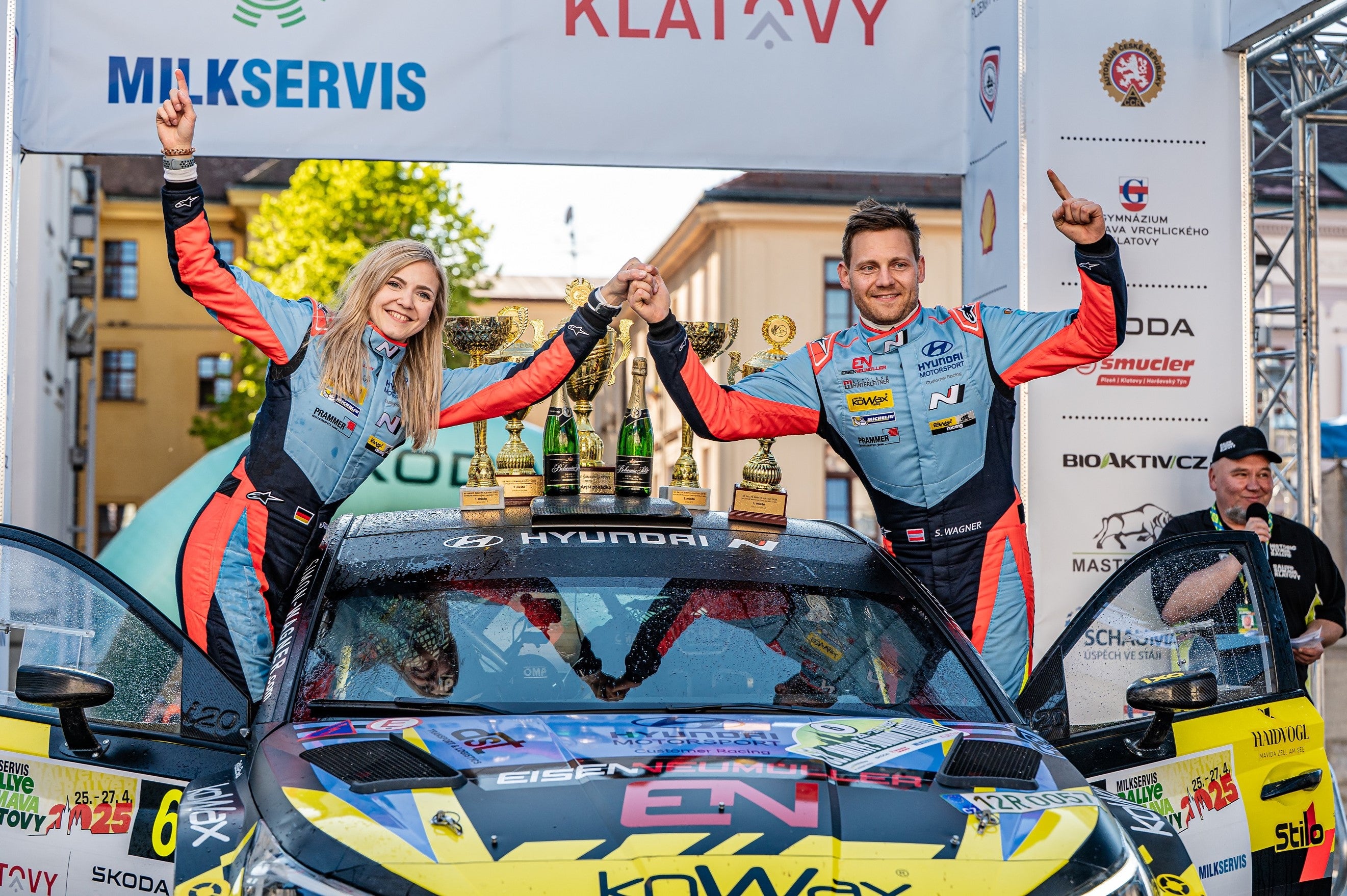 Hanna Ostlender und Simon Wagner Siegerfoto mit 5 Pokalen